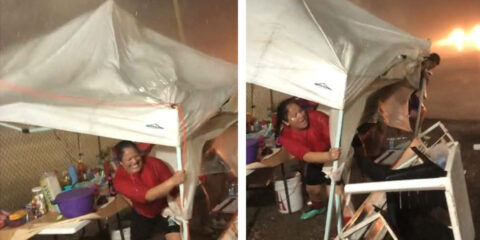 Vendedora de elotes se aferra a su puesto durante tormenta en Nayarit