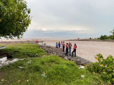 Taxista salva a tres niños pero desaparece en arroyo en Nayarit